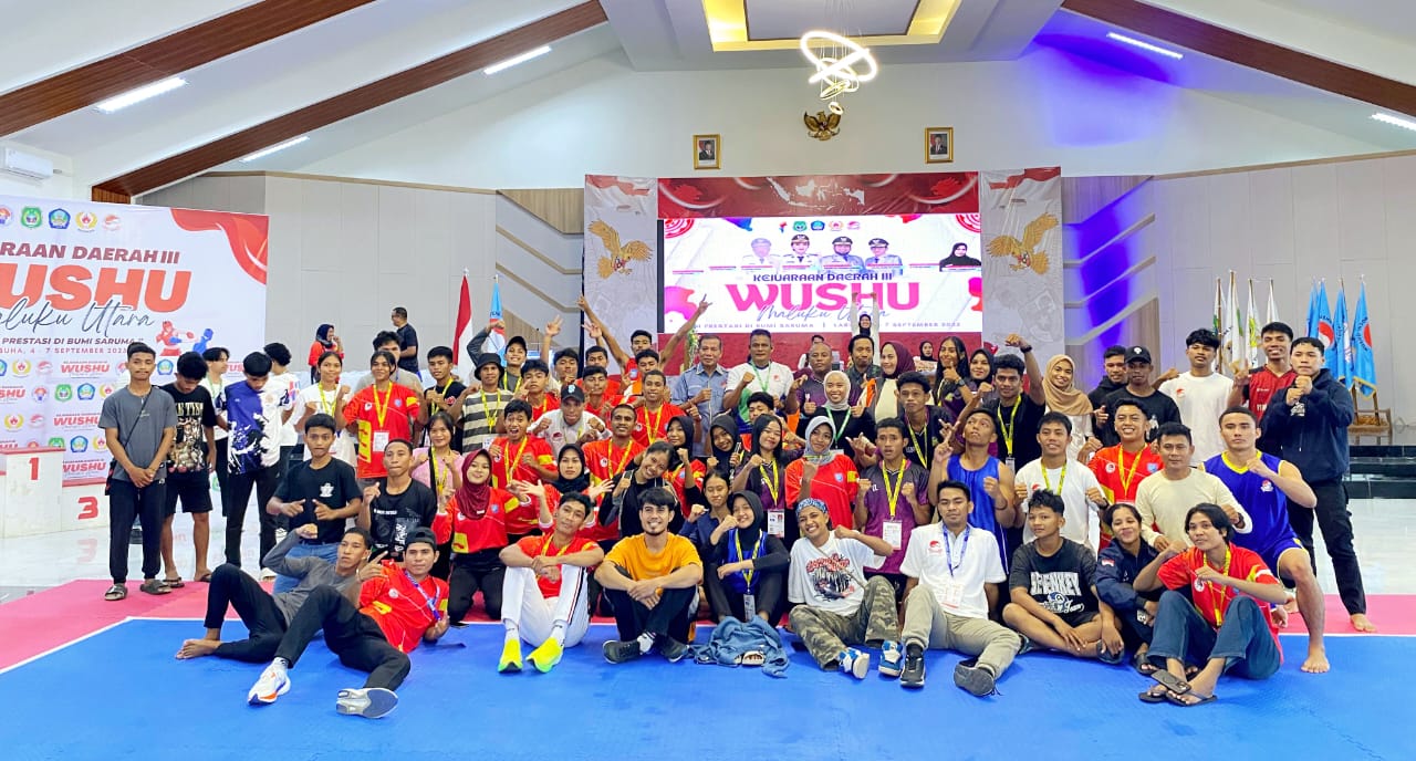 Ketum Wushu Malut dan Staf Ahli bersama Atlet di Acara Penutupan