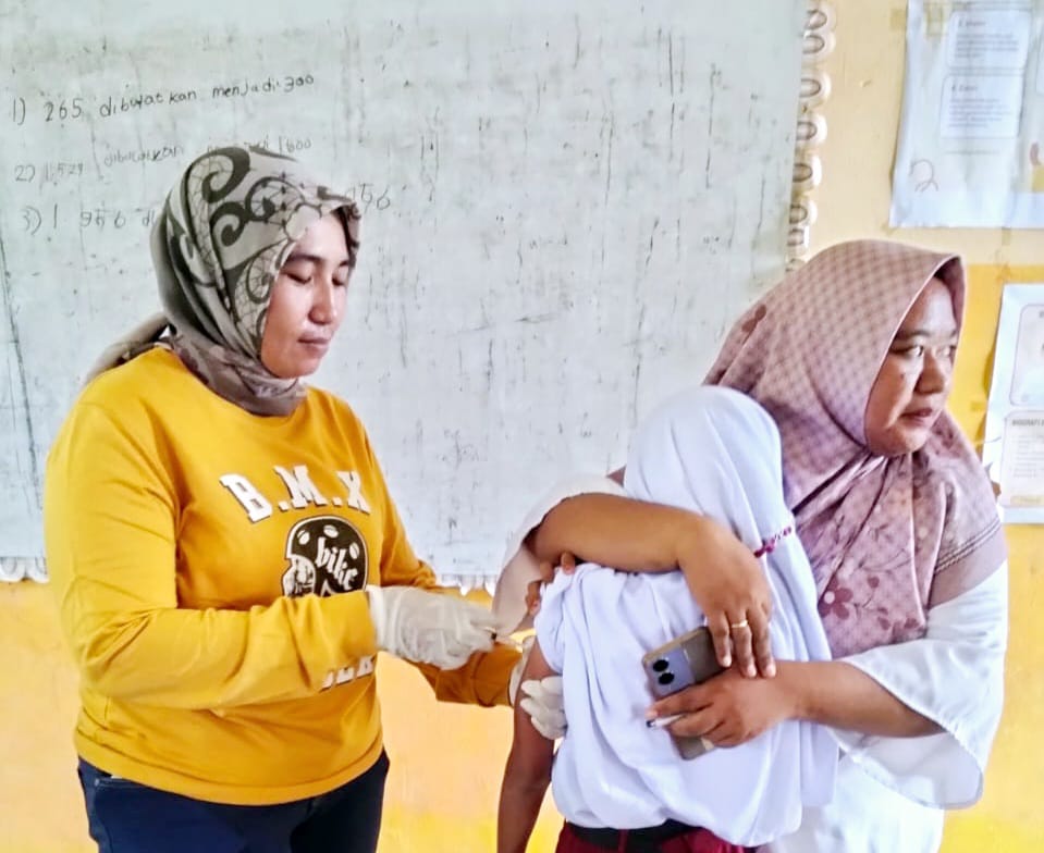 Bidan Yanti Saat Bertugas (Baju Kuning)