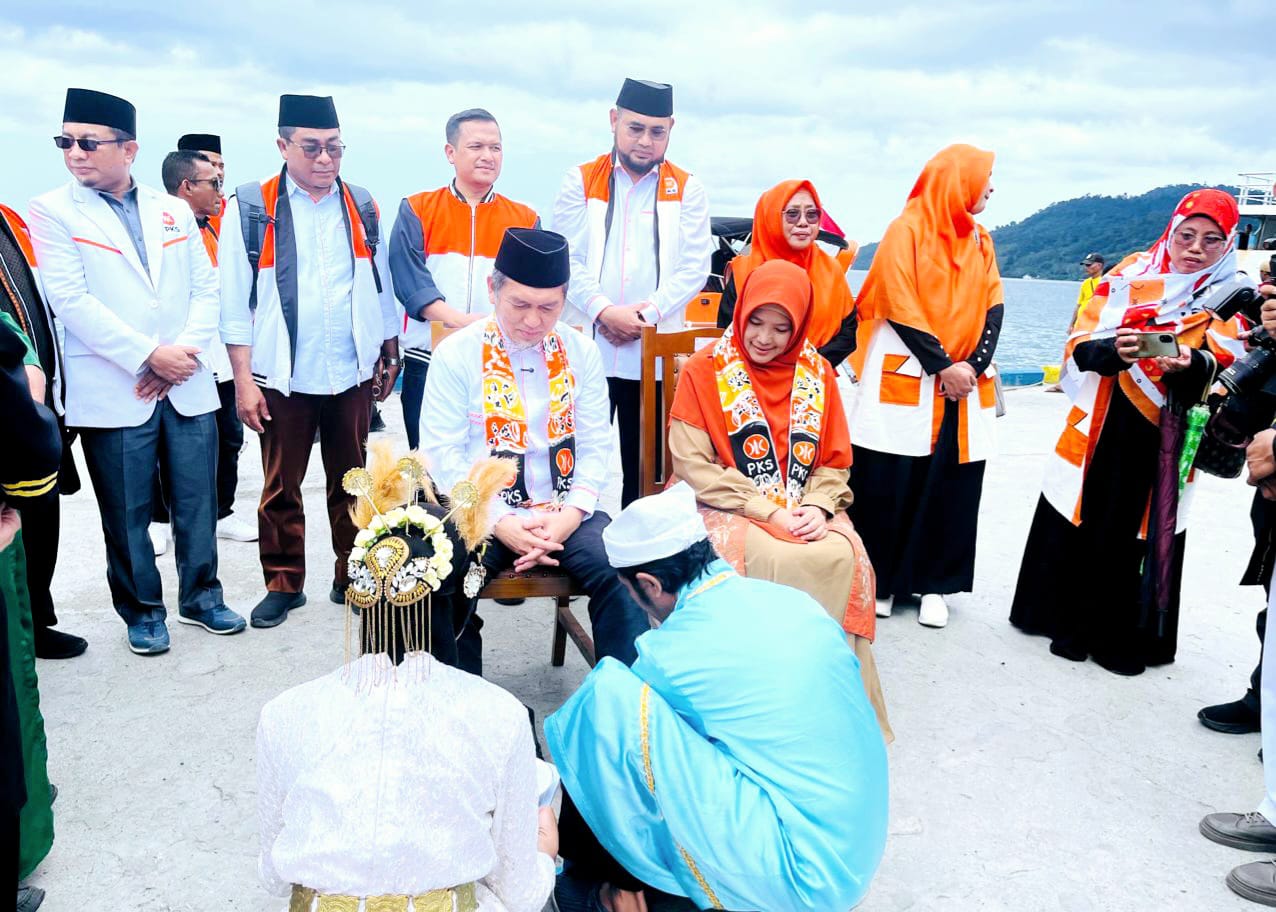 Presiden PKS Disambut Saat Tiba di Pelabuhan Babang