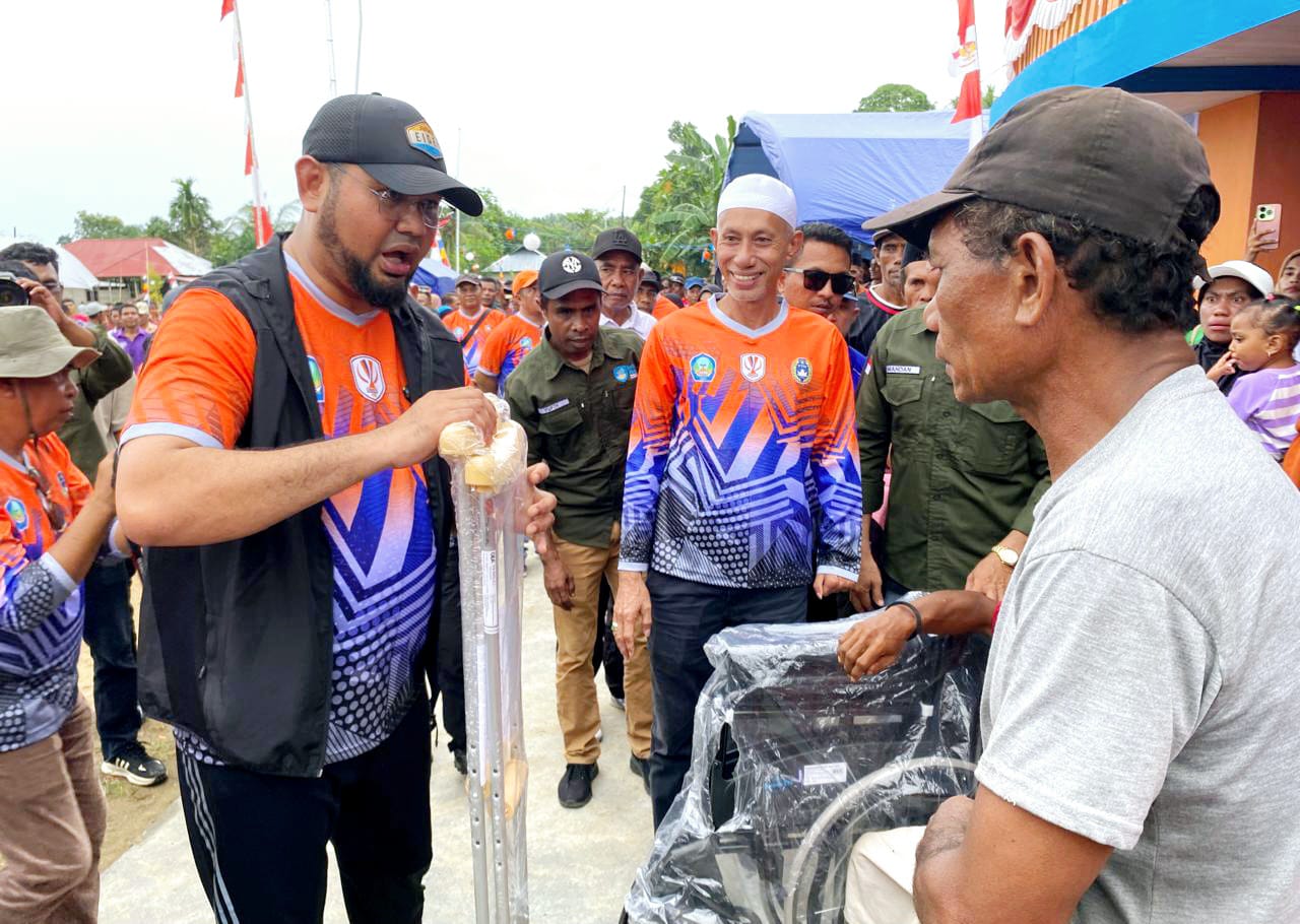 Bupati Bassam Kasuba Menyerahkan Bantuan Alat Bantu Disabilitas