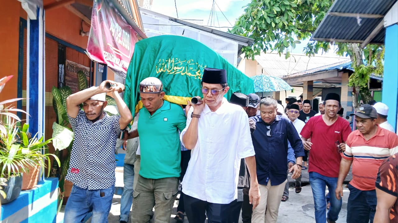 Wakil Bupati Helmi Saat Memikul Keranda Jenazah Sofyan Tomadehe