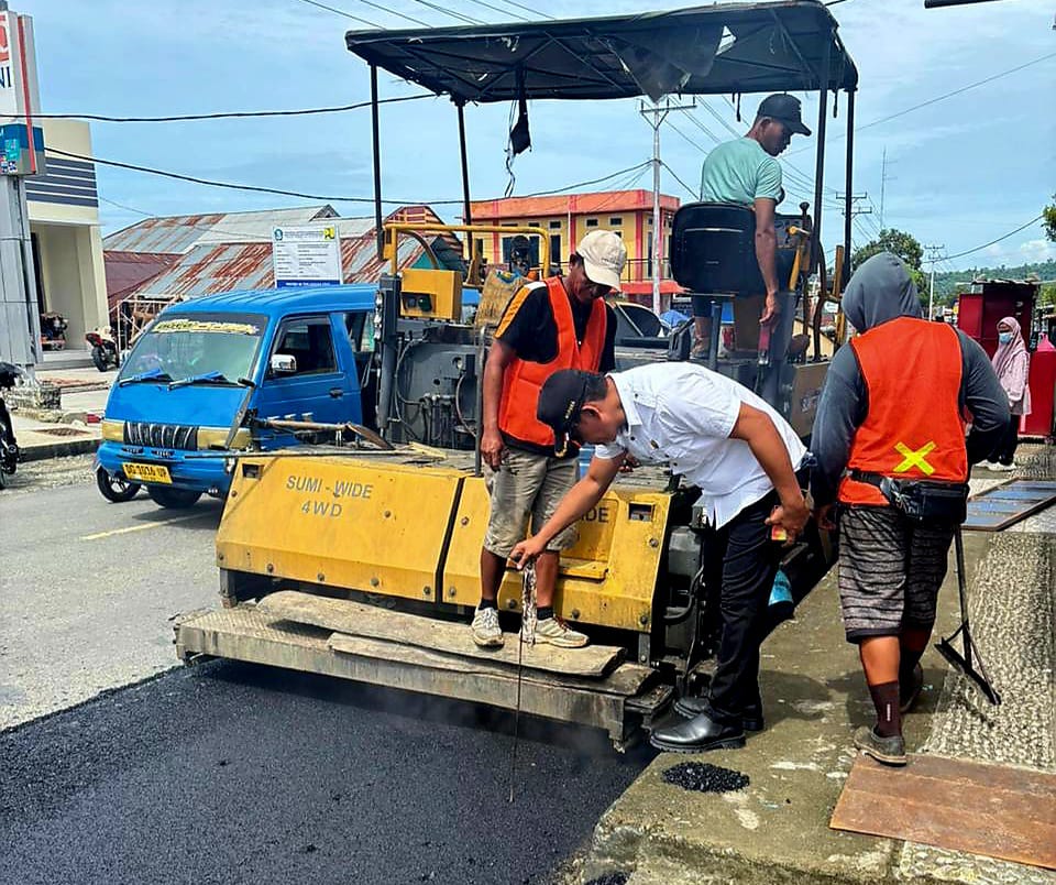 Pengaspalan Hotmix Ruas Jalan Tugu PKK Tomori