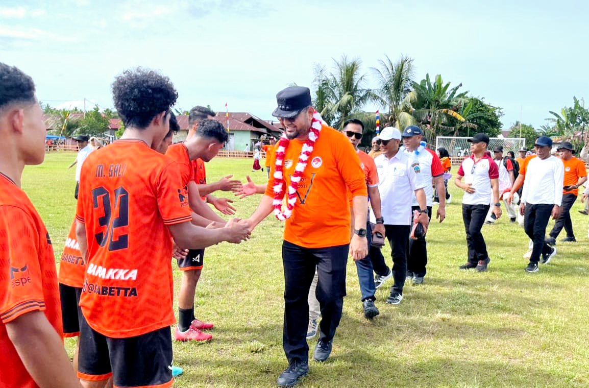 Bupati Bassam Kasuba Saat Membuka Turnamen Bisui Cup 2025