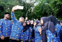Foto Bersama Kepala BKN, Bupati dan Ribuan PPPK Halsel 