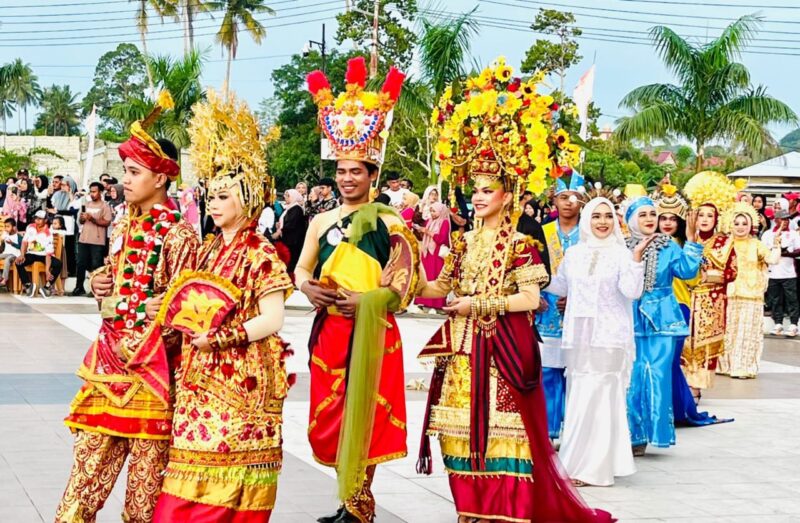 Penampilan Baju Adat 21 Etnis di Pembukaan Festival Saruma 2025