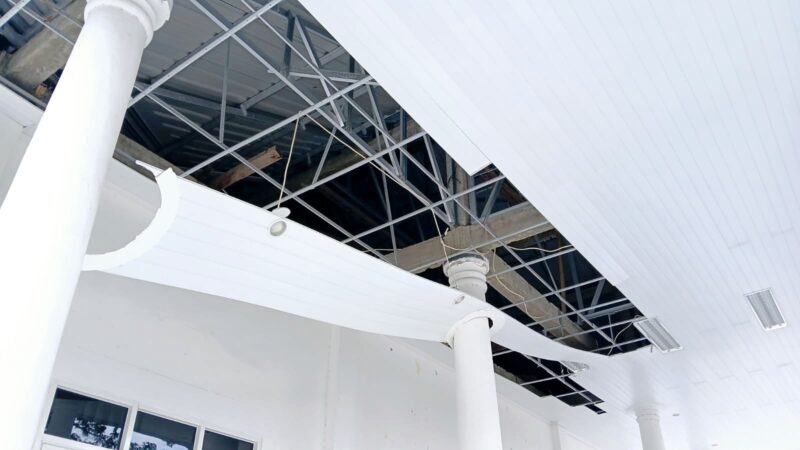 Kondisi Plafon Teras Aula Kantor Bupati Ambruk