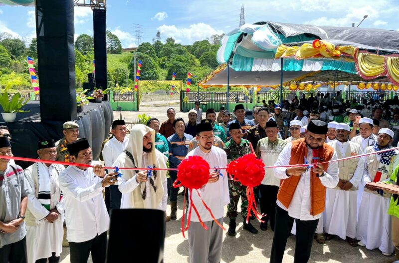 Bupati Bassam Didampingi Sultan Bacan Meresmikan Masjid Desa Kawasi Baru