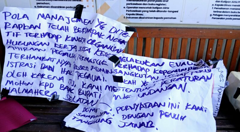 Aksi Protes Staf Dukcapil Halsel