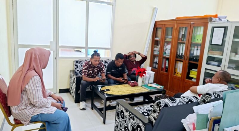 Kabid Humas RSUD Labuha bersama Sekretaris Menyampaikan Kondisi Terkini Pasien Keracunan Asal Waya