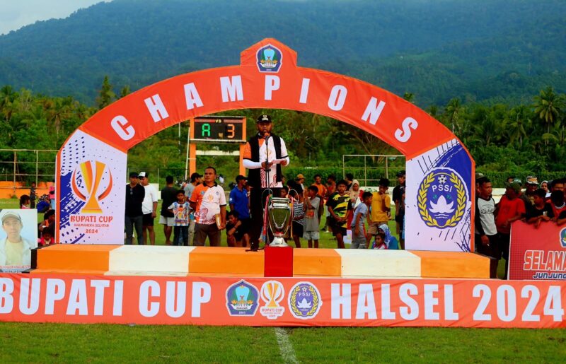 Dokumentasi Penerimaan Hadia Piala Bupati Cup Halsel
