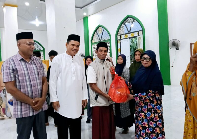 Kepala BPBD Jakarudin Memberikan Bingkisan Saat Buka Puasa Bersama Warga Kupal Baru