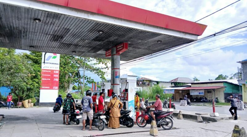 Aktivitas Pengisian BBM di SPBU Labuha
