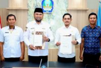 Bupati Bassam Serahkan Surat Hibah Lahan Pelabuhan Saketa dan Pasipalele
