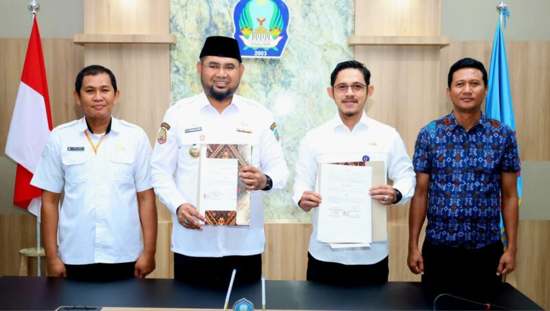 Bupati Bassam Serahkan Surat Hibah Lahan Pelabuhan Saketa dan Pasipalele