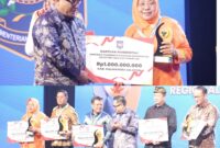 Ketua DPRD Halsel, Hj. Salma Samad Saat Menerima Penghargaan