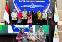 Wabup Halsel Helmi Umar Muchsin didampingi Ketua DPRD Hj. Salma Samad Menerima Penghargaan Opini WTP ke-12 Tahun 2025