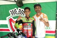 Pembalap M. Rizky Fajar Husen Bersama Manajer Tim Muhammad Kamarullah,