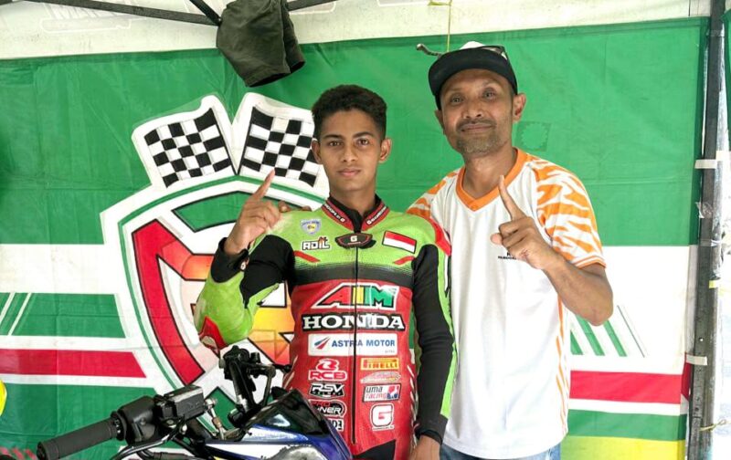 Pembalap M. Rizky Fajar Husen Bersama Manajer Tim Muhammad Kamarullah,