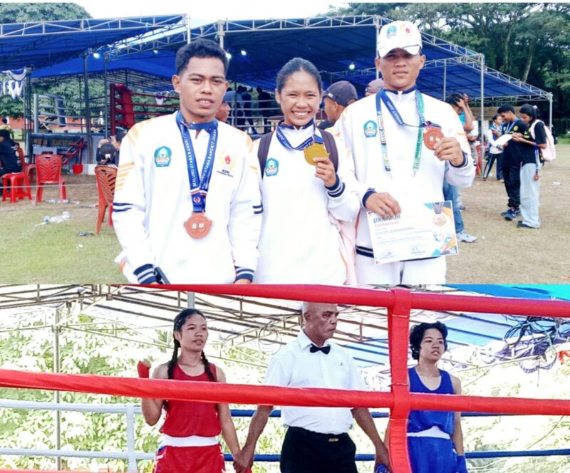 Jurian Maulana Bersama Atlet Petinju Putra Halsel  Saat Meraih Medali