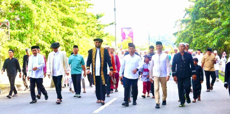 Ompu Datuk Sapanggala Bassam Kasuba bersama Sultan Bacan Dede Irsyad Maulana Sjah, Mengikuti Prosesi Adat Popas Lipu