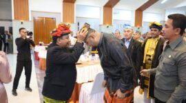 Hi Rustam La Tjadi Menyematkan Kain Tenun Khas Buton dan Kampurui Kepada Bupati