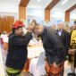 Hi Rustam La Tjadi Menyematkan Kain Tenun Khas Buton dan Kampurui Kepada Bupati