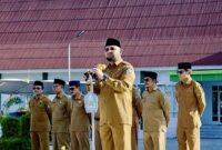 Bupati Bassam Kasuba Saat Memimpin Apel