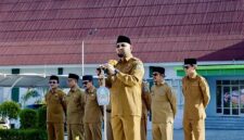 Bupati Bassam Kasuba Saat Memimpin Apel