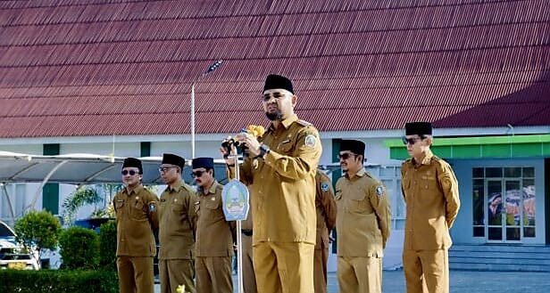 Bupati Bassam Kasuba Saat Memimpin Apel