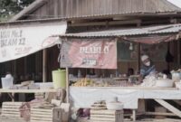 Aktivitas ekonomi warga Desa Kawasi. Warga Kawasi kompak dalam komunikasi, saling menjaga tali silaturahmi demi kemajuan desa.