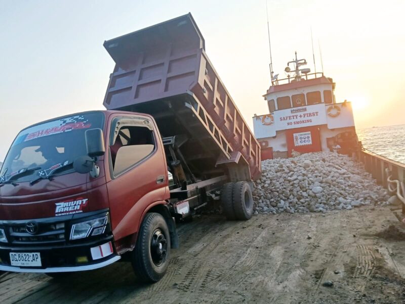Proses Pemuatan Material Jalan Jikohai Mengunakan Kapal