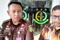 Kasi Intelijen Kejari Halsel (kanan) didampingi Kasi Pidsus (kiri)