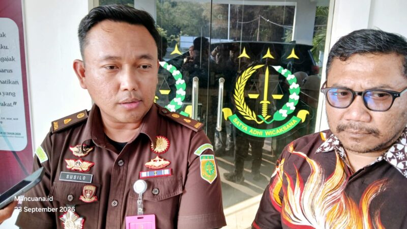 Kasi Intelijen Kejari Halsel (kanan) didampingi Kasi Pidsus (kiri)