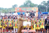 Penyerahan Hadiah Kepada Tim Tinggalu Junior FC Oleh Bupati Bassam Kasuba