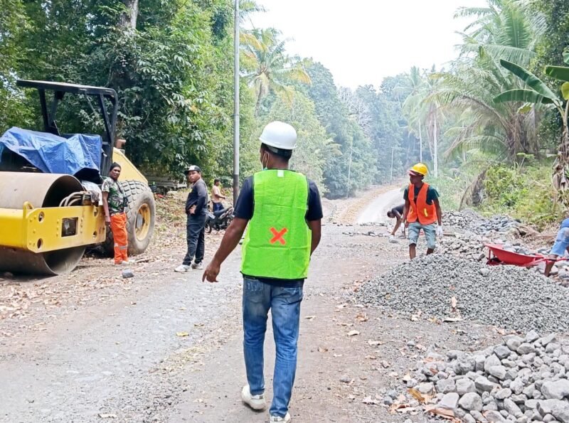 Pekerjaan Jalan Lapen di Kecamatan Makian Barat