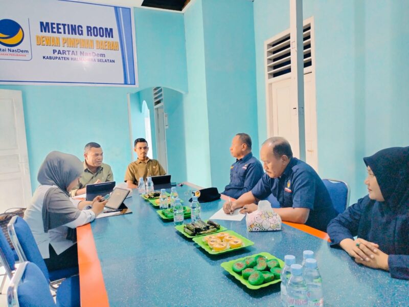 Komisioner KPU Halsel Saat Menyambangi DPD NasDem Halsel